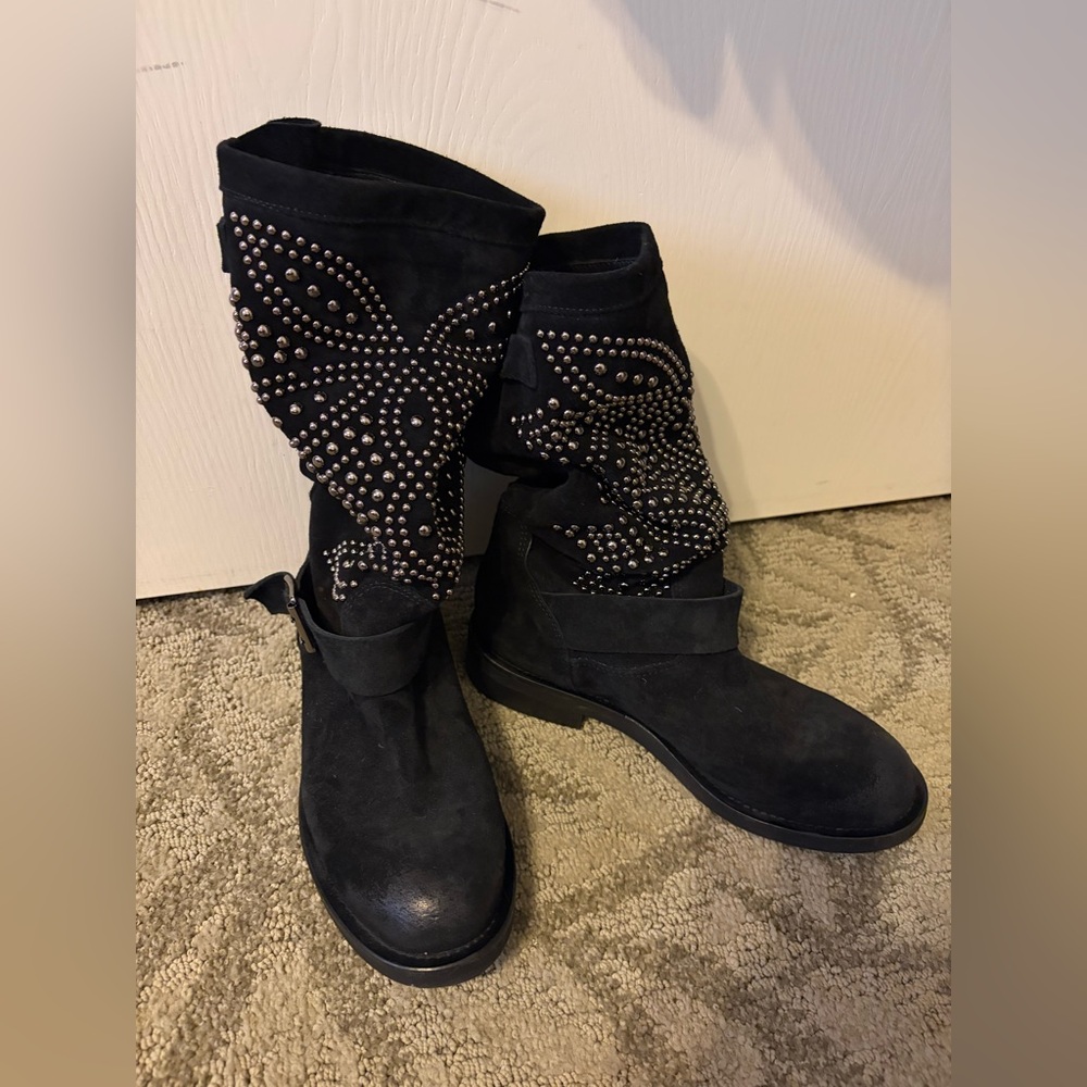 Slouchy suede boots by Mimmu